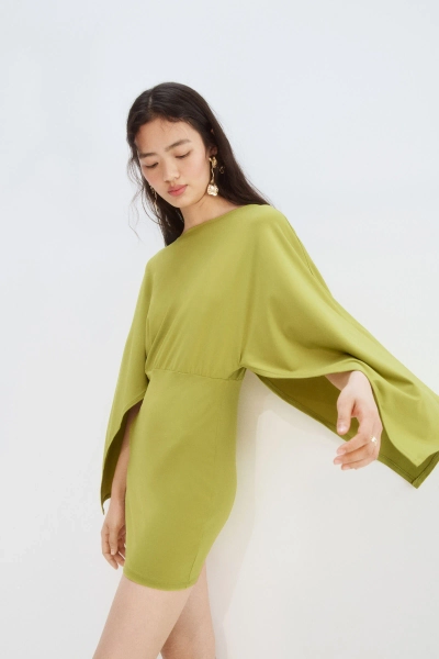 Vestido en tejido fino con mangas capa
