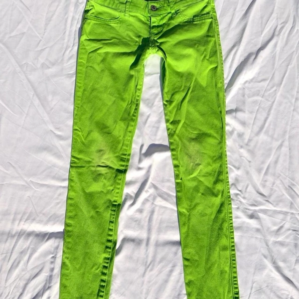 Hollister lime green low rise skinny jeans. would be...
