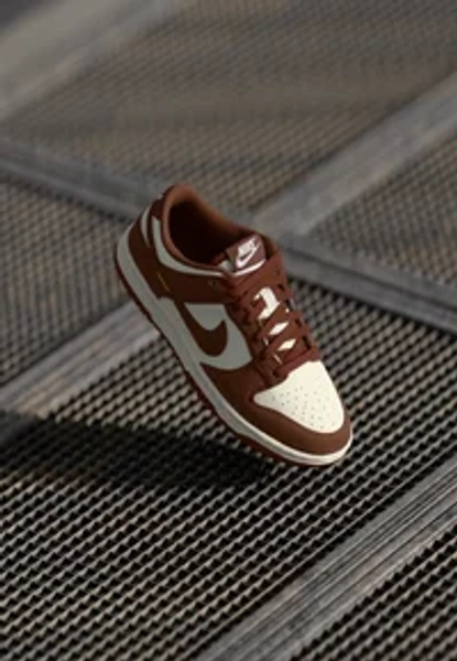 DUNK LOW - Sneakers laag - sail/red sepia/metallic gold-coloured