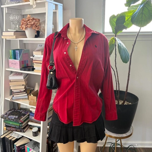 Red Vintage Polo Ralph Lauren Button-Up Shirt 🔴✨

🌟...