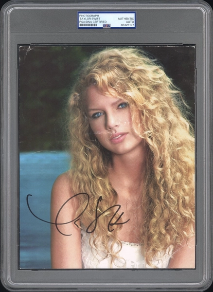 Taylor Swift ~ Signed Autographed 2007 Debut 8 x 10 Photo ~ PSA DNA Encased
