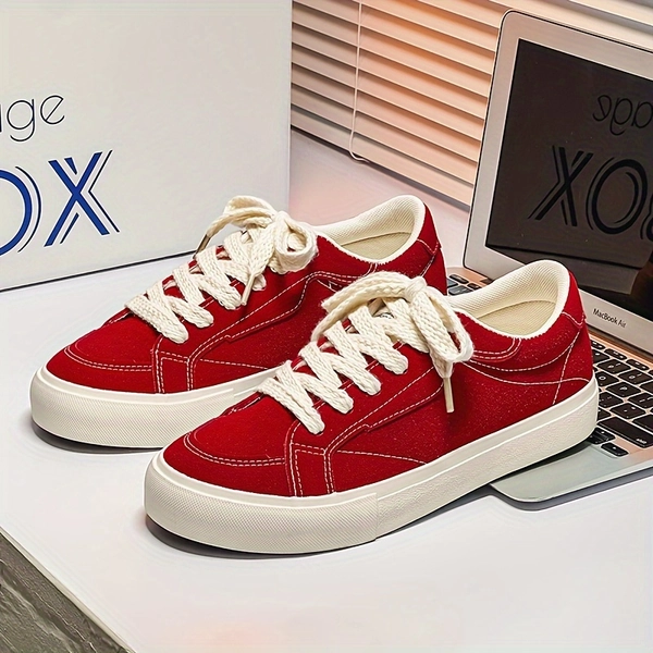 Four-season ladies Joker college style students' sneakers with low tops and soft soles are comfortable, fashionable and casual sports shoes