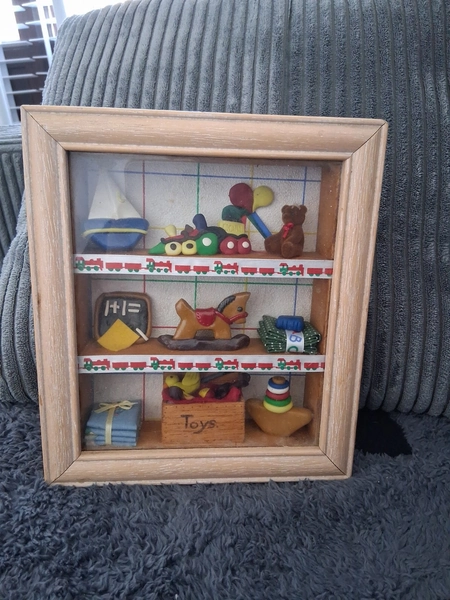 Kids 70s Small Wooden Shadow Box. In Good Condition. 