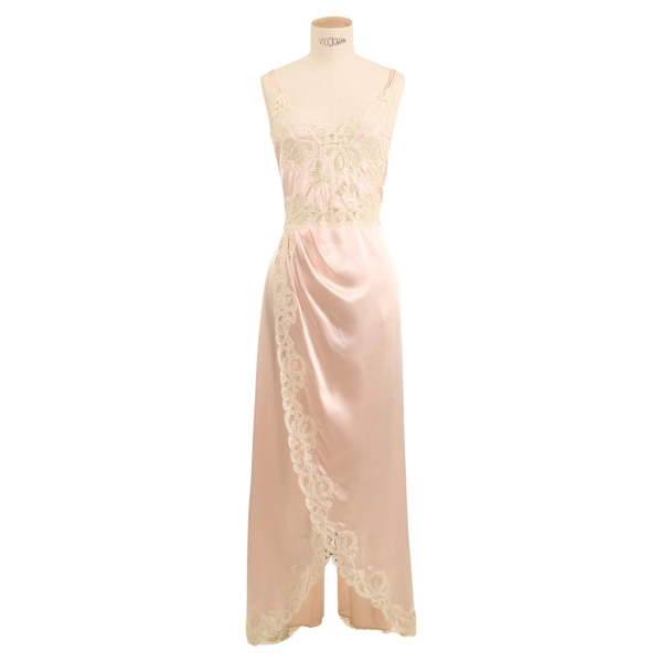 Blush Pink & White Antique Lace Patchwork Gown (Robe patchwork en dentelle ancienne)