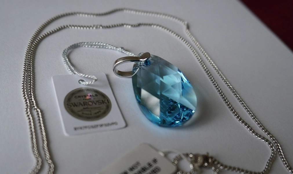 BRAND NEW GENUINE PEAR SHAPED SWAROSKI PENDENT IN AQUAMARINE BLUE