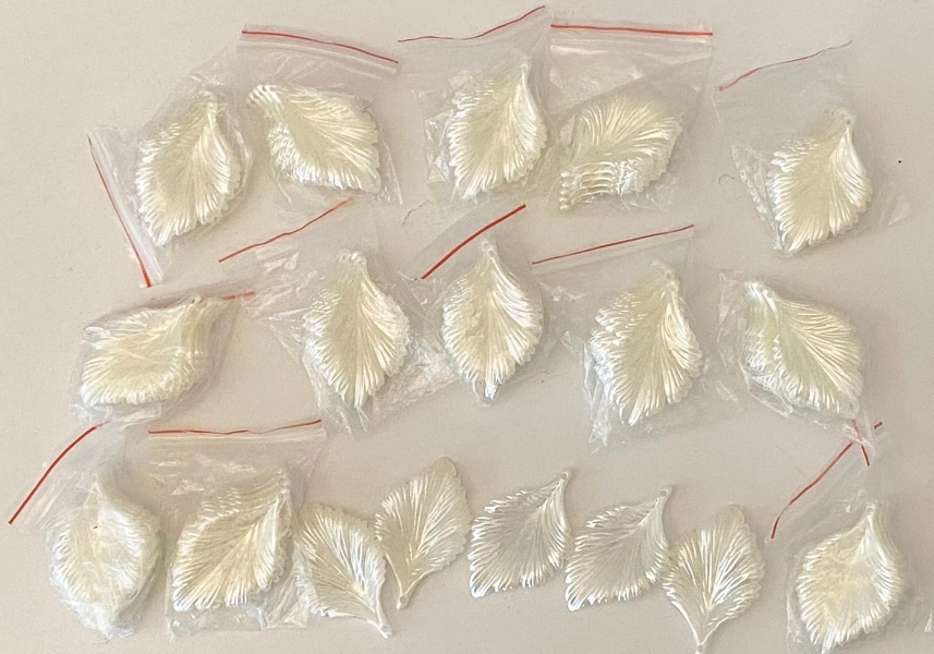 Craftuneed Bundle 70pcs ivory sew on acrylic leaves beads sewing leaf beads 4.5x2.8cm