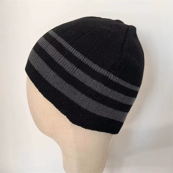 striped beanie🔵