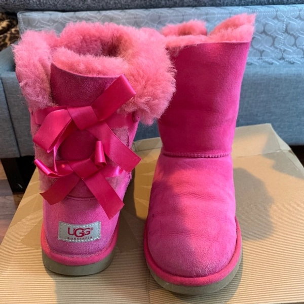 Pink bow uggs size 6