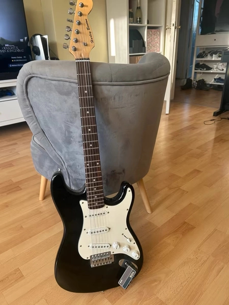 Reserviert • Gelöscht • 
        ABHOLUNG! Harley Benton E-Gitarre + Vox AC30 Kopfhörerverstärker