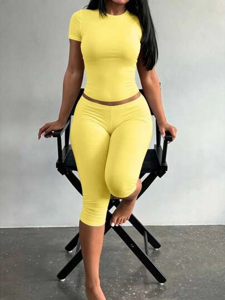 LovelyWholesale Women's Casual Round Neck Short Sleeve Solid Color T-Shirt And 7/8 Length Pants 2-Piece Set, Summer Yellow Elegant - Size XXL