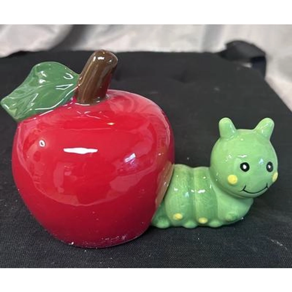 KITCHEN: Cracker Barrel Apple & Worm Salt n Pepper Shakers