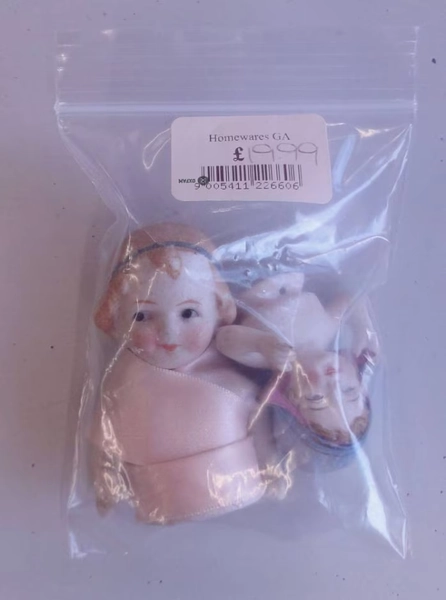 Two female figurines in ceramic, vintage