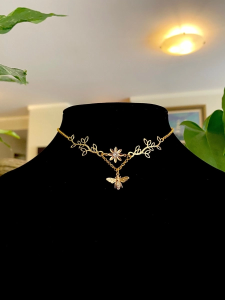Daisy Bee Choker, Hypoallergenic, Fairy Necklace