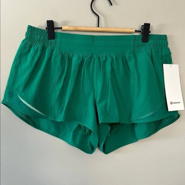 NWT Lululemon Hotty Hot LR Short 2.5 Cascadia Green