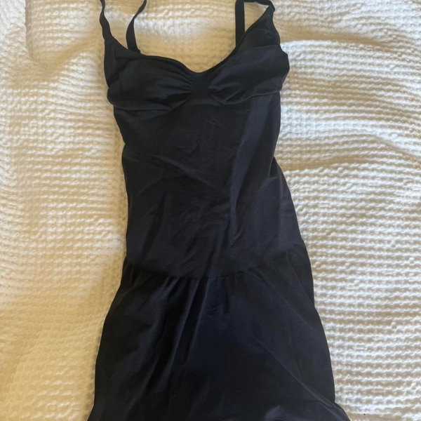 Skims seamless sculpt

Size M

NWOT