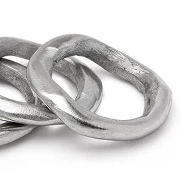 Vestopazzo Set mit 3 unregelmäßigen Ringen. Ringdurchmesser ca. 2 cm. Handgefertigt aus 100 % recyceltem Aluminium. Handwerkskunst
