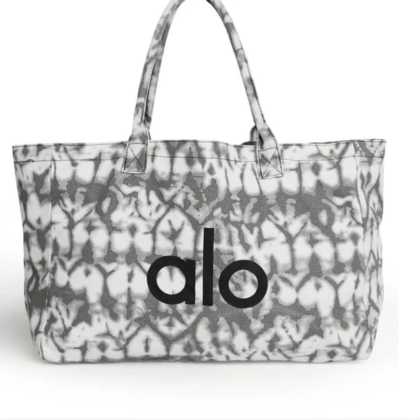 Alo Yoga tote bag in grey and white #yogalife