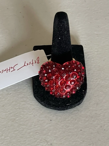 BETSEY JOHNSON GOLD TONE RED RHINESTONE HEART STRETCH RING 