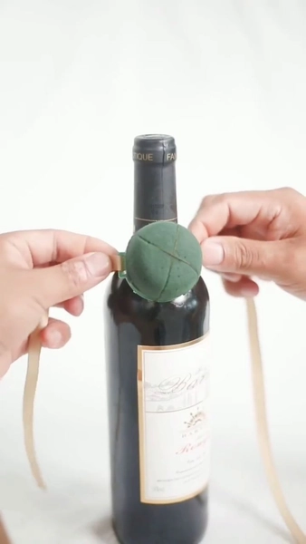 flower decoration for wedding table [Video] | Floral arrangements diy, Wine bottle centerpieces, Bottle centerpieces