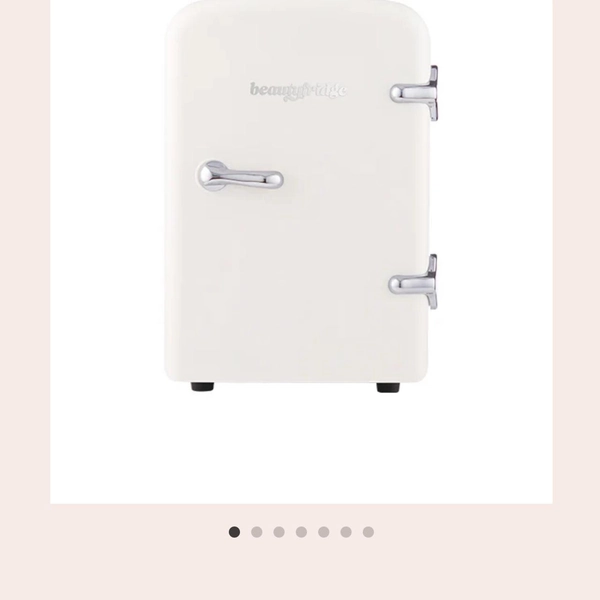 WHITE BEAUTY FRIDGE
works hot and cold
no shelf...