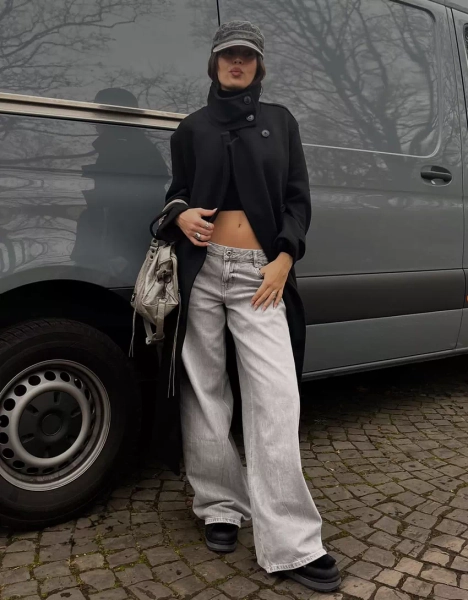 Low-rise wide-leg jeans