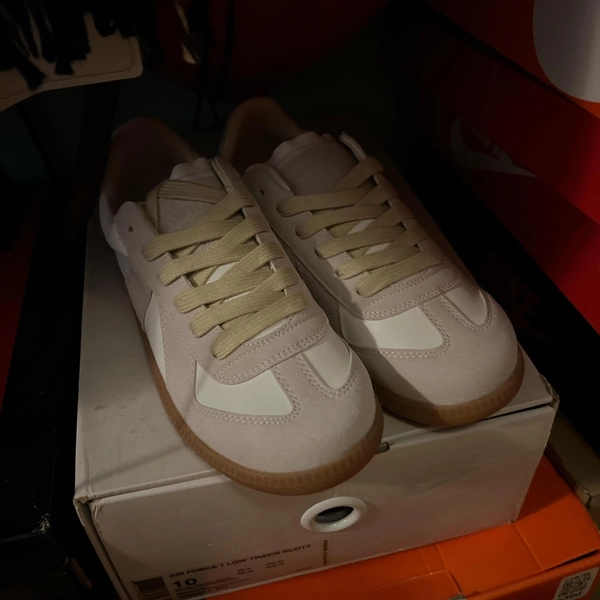 Madison Margiela woman US 6 
Euro 36 

cream...