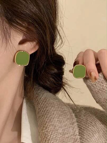 1 Coppia di orecchini a bottone quadrati minimalisti di colore verde avocado alla moda, adatti per l'uso quotidiano delle donne, ideali per l'estate