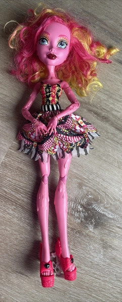 Monster High- Freak du Chic- Frightfully Tall-  Gooliope Jellington doll- 17”