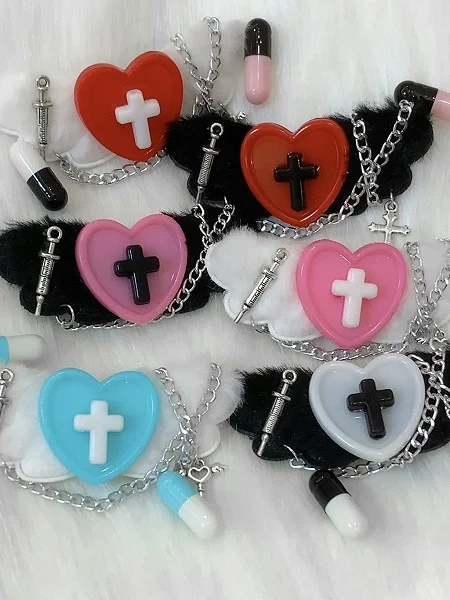 [£5.16]Chain and Cross Decorated Wings Heart-shaped Hairclip