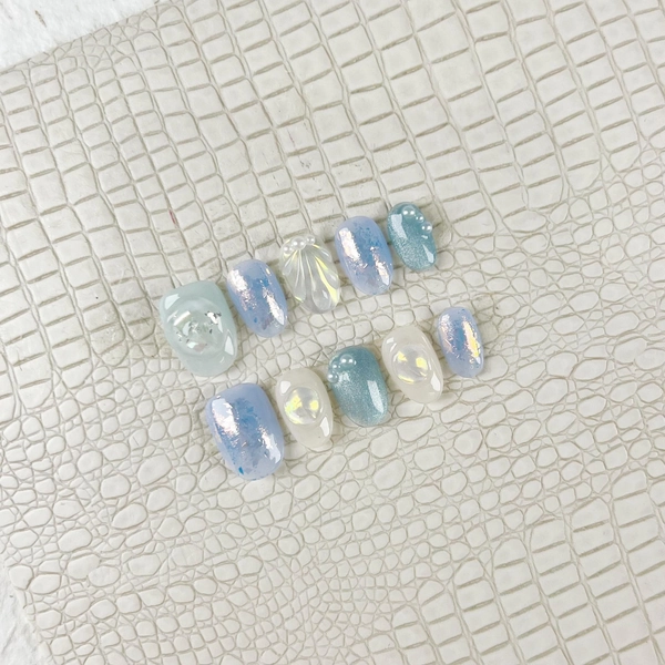 Sweet Short Oval Press On Nails in Soft Blue and White with Pearls Shell Textures and Sparkle Effects, Perfect for Dates or Daily Outings