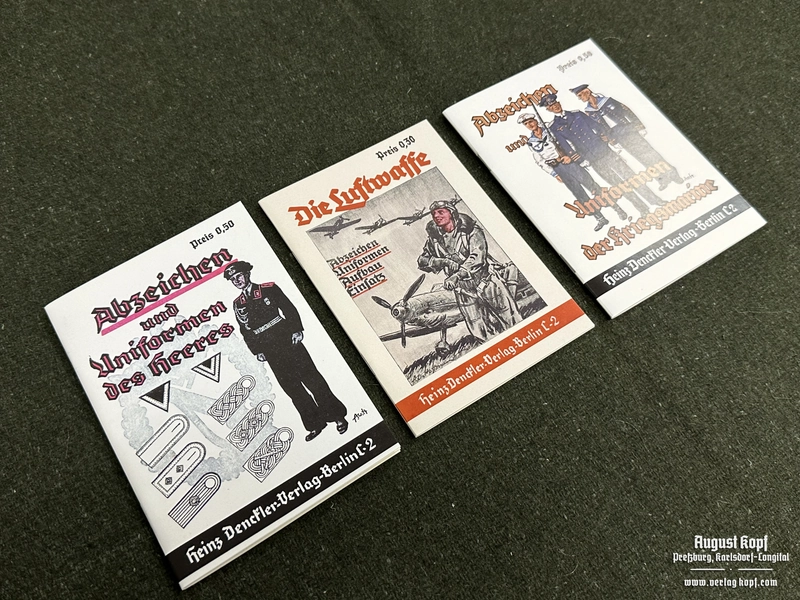 Set of 3 army uniforms/badges booklets