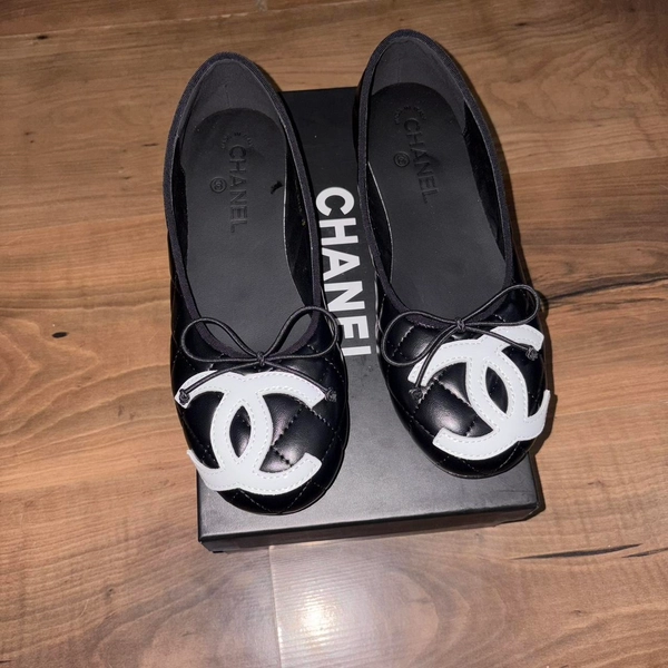 CHANEL QUILTED LEATHER CAMBON FLATS

Size 8 W💐,...