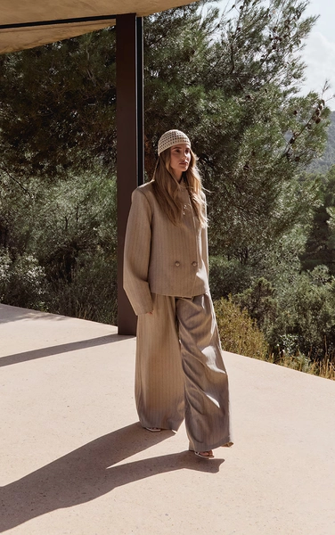 Pantalon large taupe plissé à fines rayures
