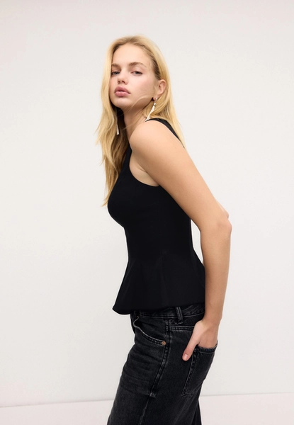 Top peplum sin mangas