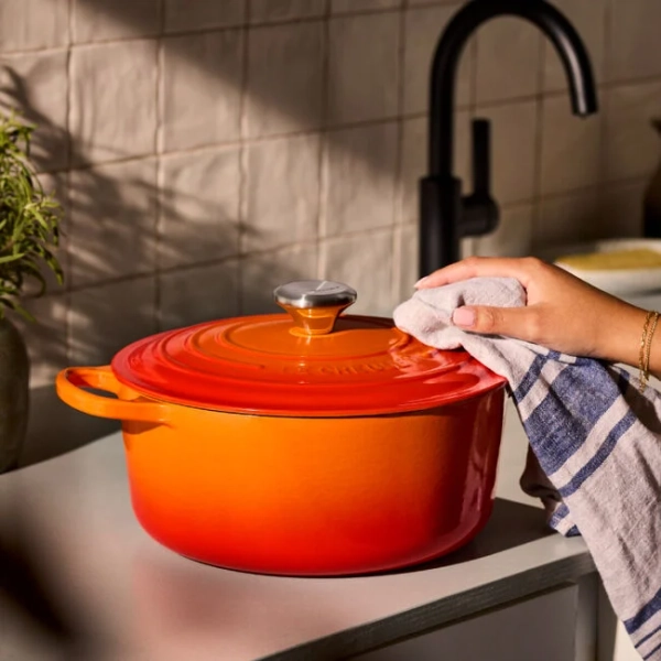 Signature Round Dutch Oven