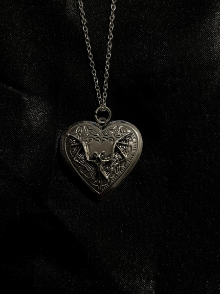 bat heart locket necklace || gothic jewellery || gothic || alternative || goth || vampire || witch || halloween jewellery || alt jewellery