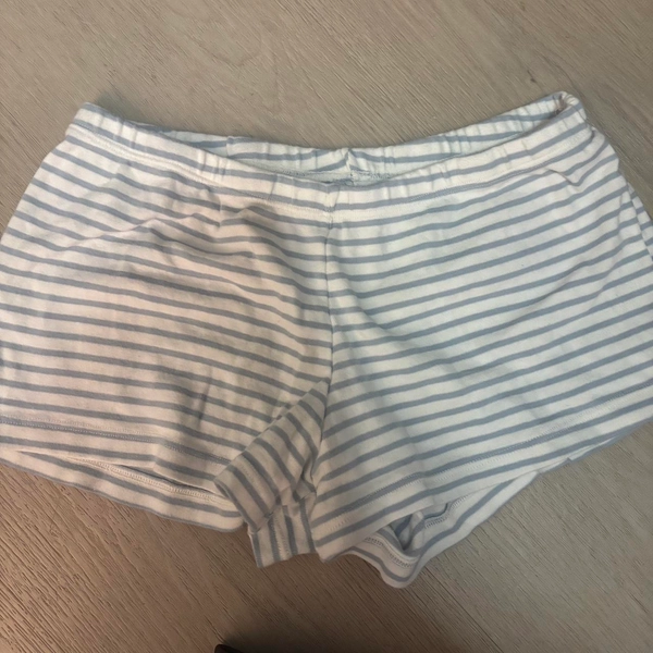 Brandy Melville blue striped shorts


#striped #summer