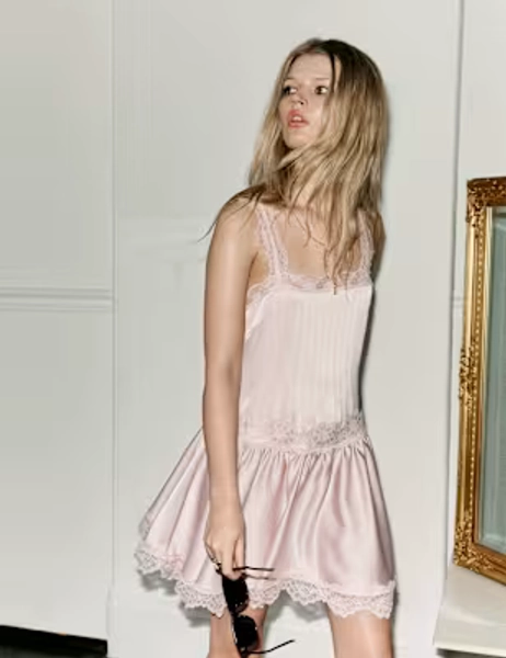 Robe patineuse coupe courte en satin à empiècement en dentelle