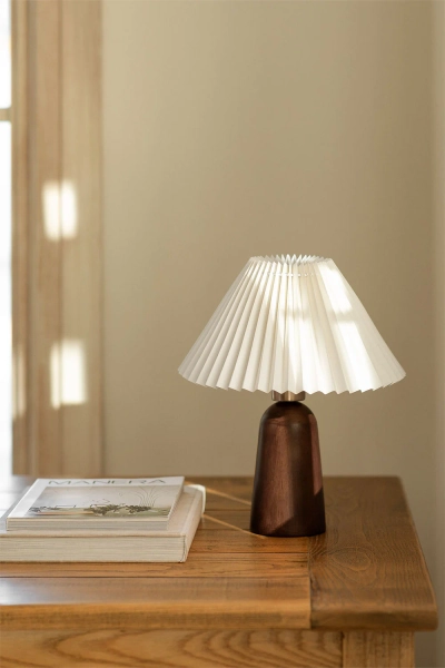 Jeremaia Tischlampe aus Holz