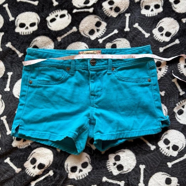 🕸️Y2K turquoise blue denim mini short🕸️
🕸️size...