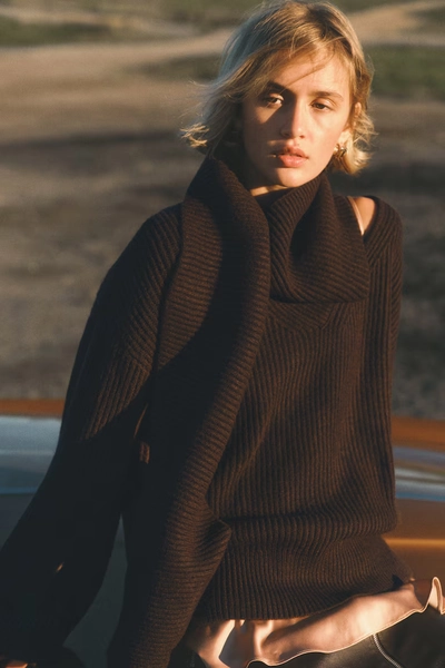 Pullover con collo a sciarpa in maglia a coste - Marrone scuro