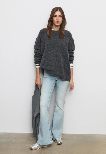 D04 low rise flared jeans