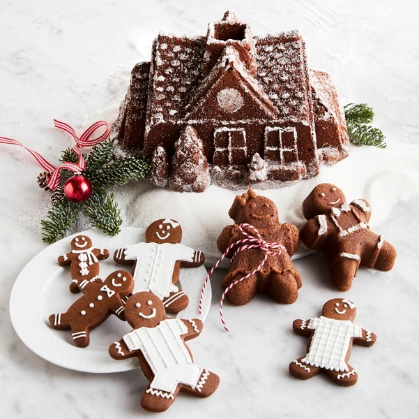 Nordic Ware Nonstick Cast Aluminum Gingerbread House Bundt® Pan