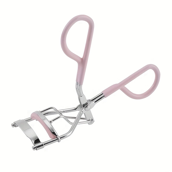 A Pink Eyelash Curler Featuring a Non-Slip Handle, Perfect for Both Professional And Home Applications. It Operates Without Batteries, Making It a Portable Makeup Accessory Suitable for Both Novices And Seasoned Users. This Eyelash Curling Tool Boas
