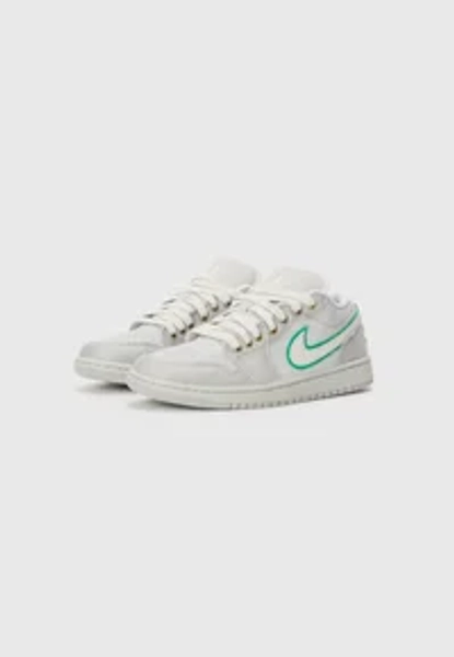 AIR JORDAN 1 LOW SE - Sneakers laag - pure platinum-coloured/smoke grey/stadium green/summit white