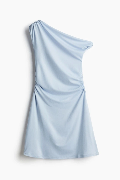 Vestido de un hombro con detalle girado
