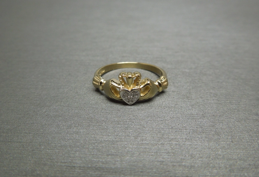 Vintage Estate 10K Gold Three Diamond Irish Claddagh Ring Sz 5.75