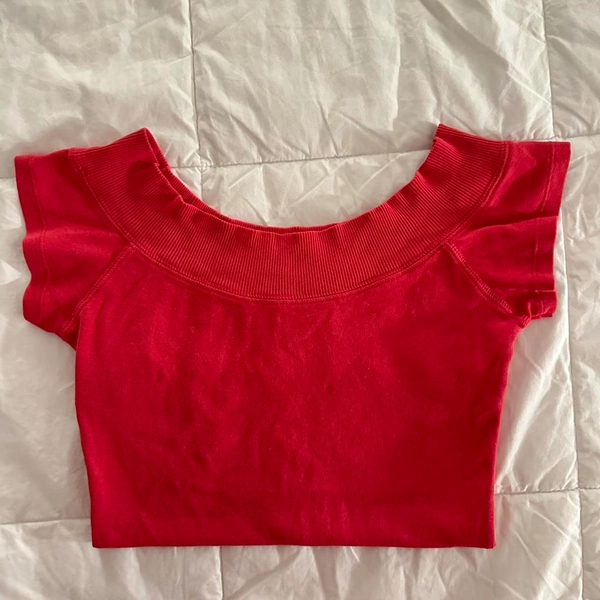 Brandy Melville Red Ginny Top

-off the shoulder...