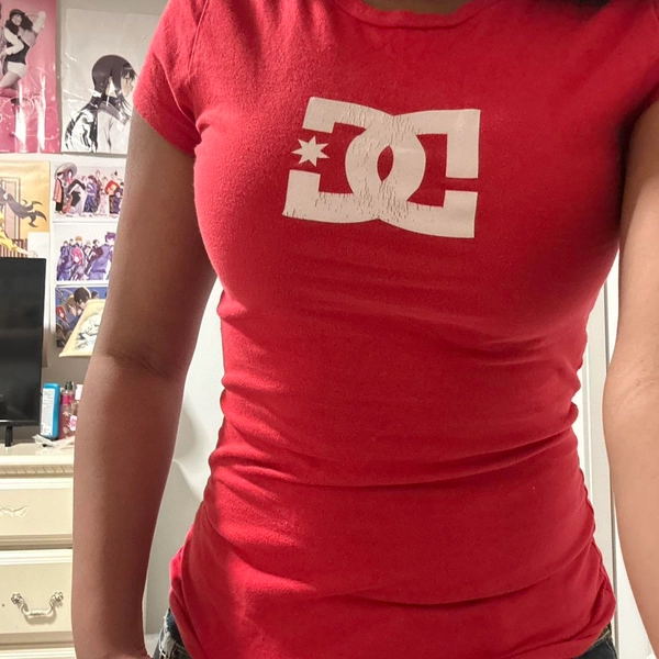 red dc shirt

fits like an xs/s

12 dollar tracked...