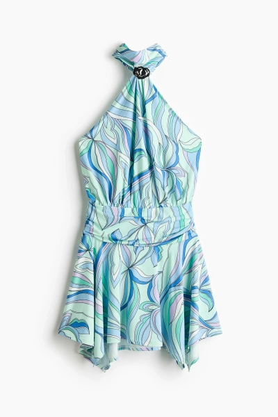 Vestido halter con vuelo